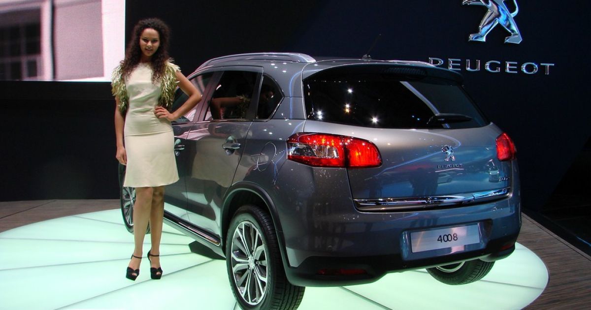 Девушки Geneva Motor Show-2012_4