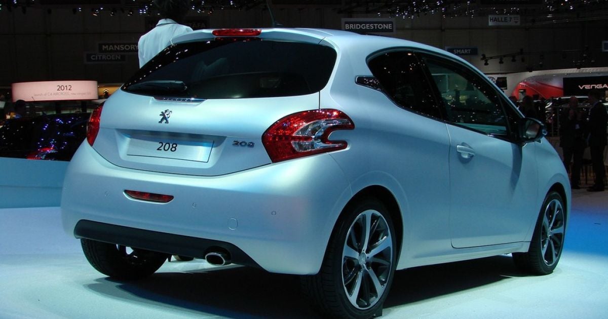 Peugeot 208 Geneva_17