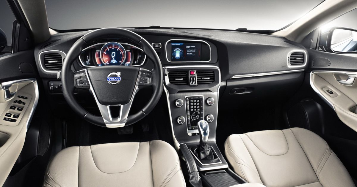 Volvo показал интерьер нового хэтчбека