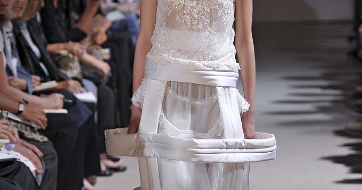 Comme des Garcons прет-а-порте весна-лето 2012 / © EastNews