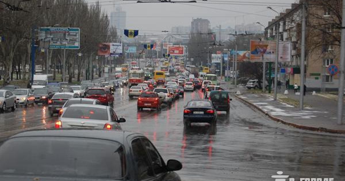 Снег заставил жителей Донецка постоять в пробках