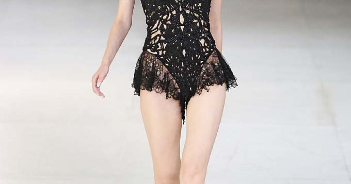 Alexander McQueen прет-а-порте весна-лето 2012 / © EastNews