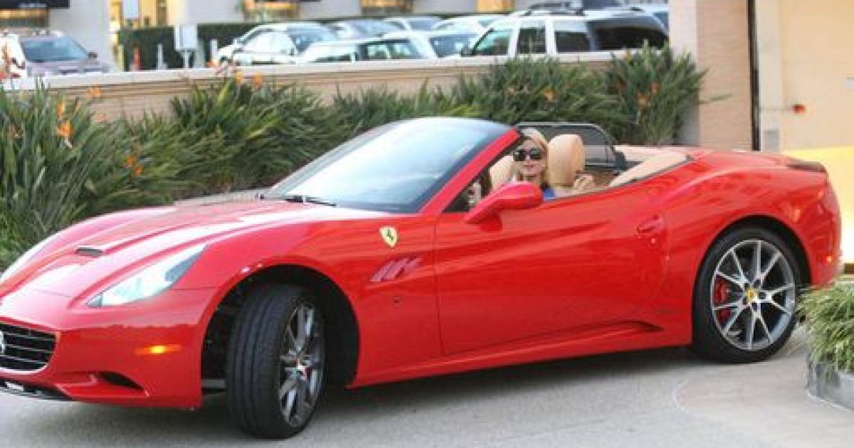 Пэрис Хилтон блеснула новеньким Ferrari