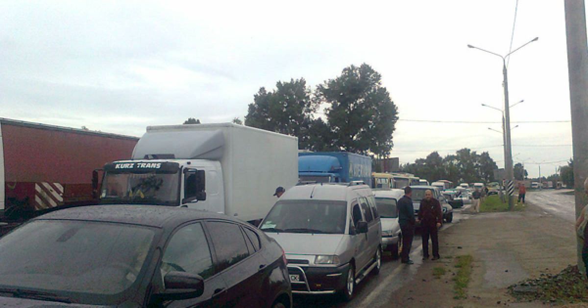 Водители стояли в заторе из-за визита Азарова