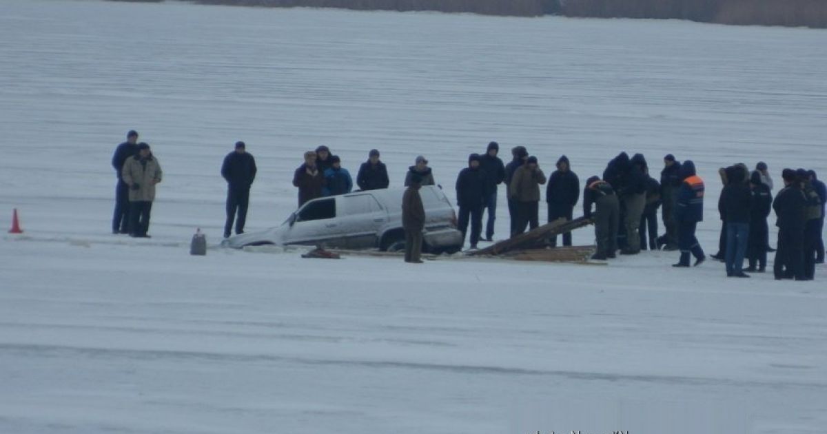 На речке Ингул ледовые гонки закончились аварией_2