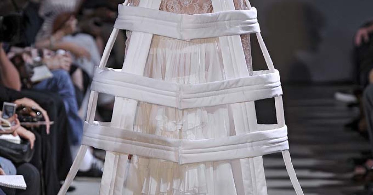 Comme des Garcons прет-а-порте весна-лето 2012 / © EastNews