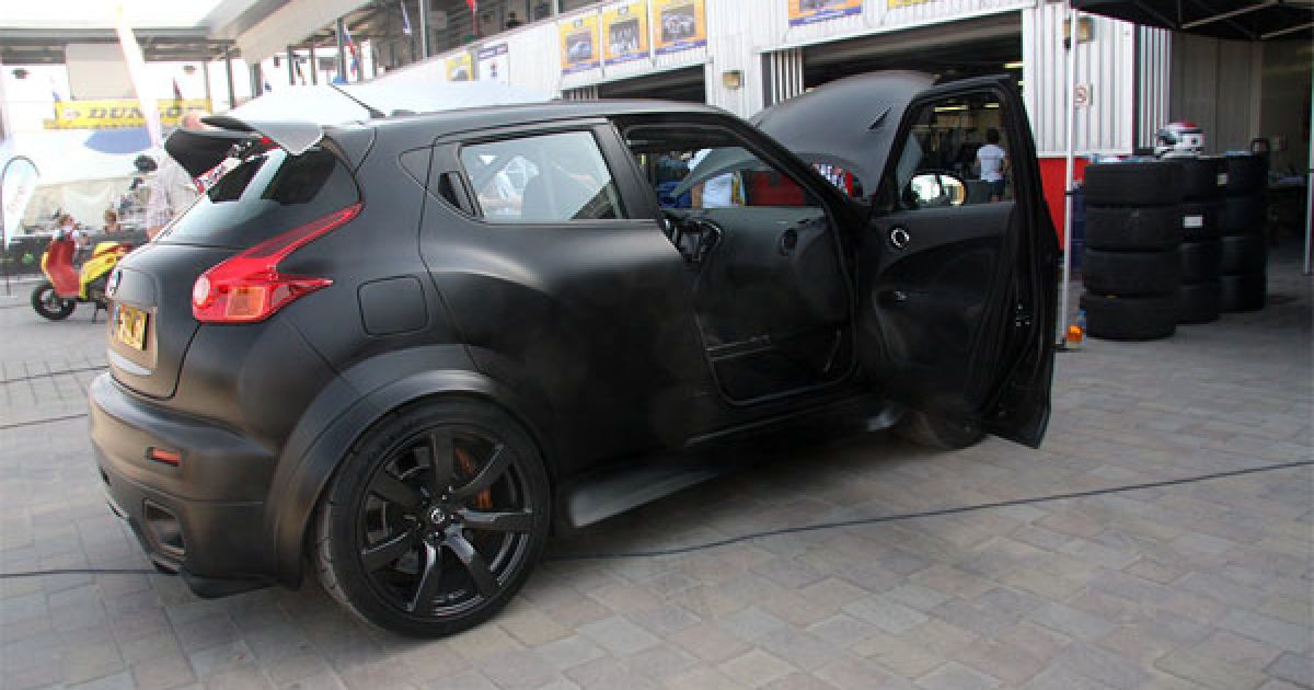Nissan Juke-R в Дубаи утер нос Lamborghini и SLS AMG_2