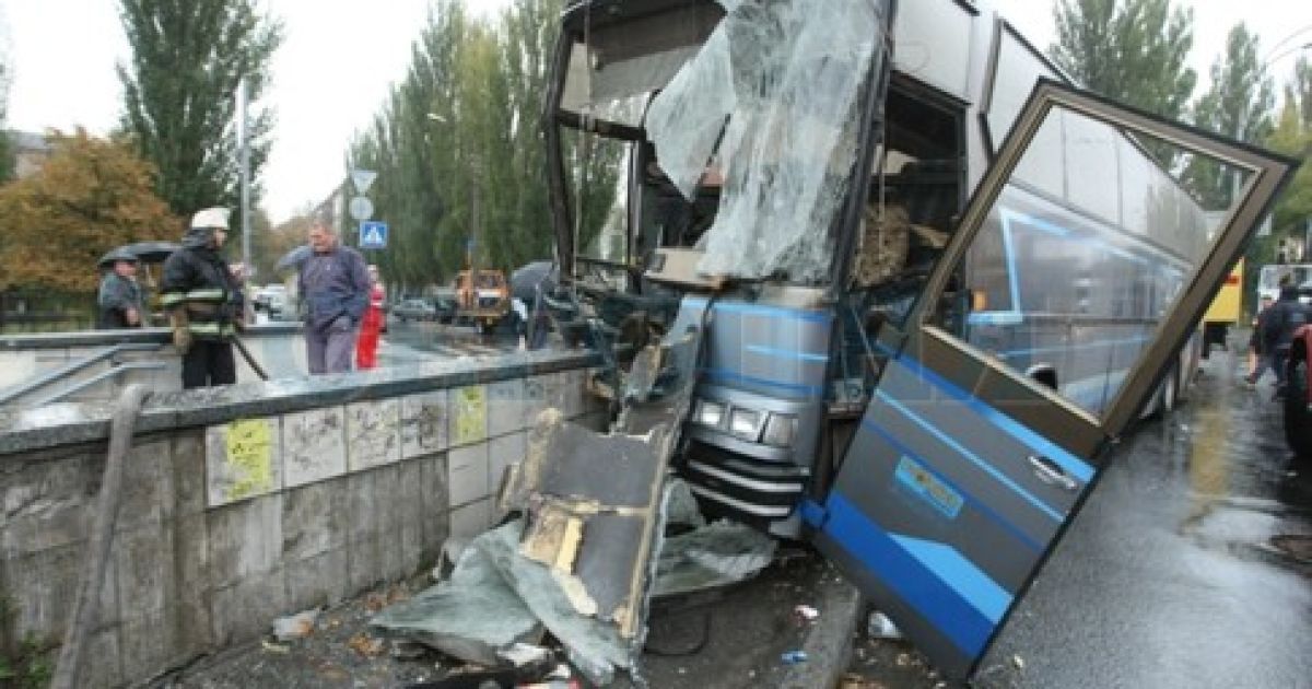 В Киеве автобус вылетел на остановку: пострадали 10 человек