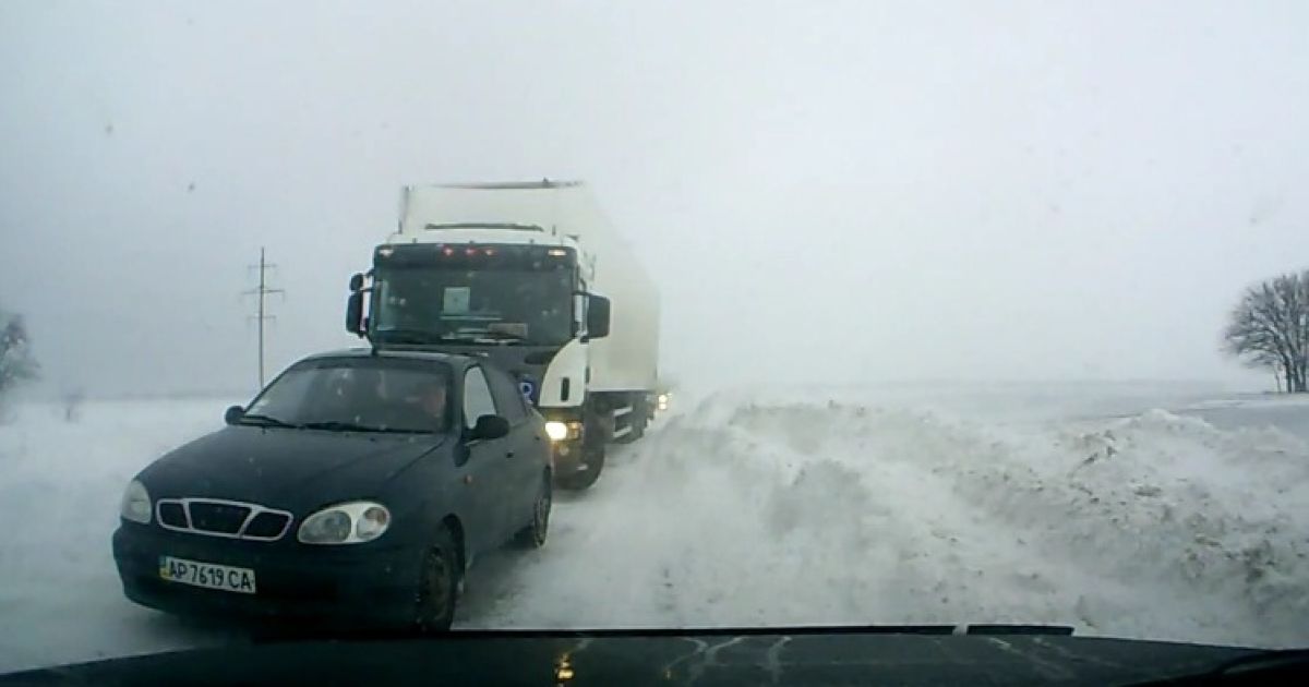 300 автомобилей застряли в снегу под Бердянском