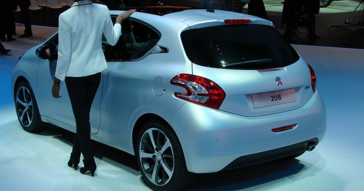 Peugeot 208 Geneva_16