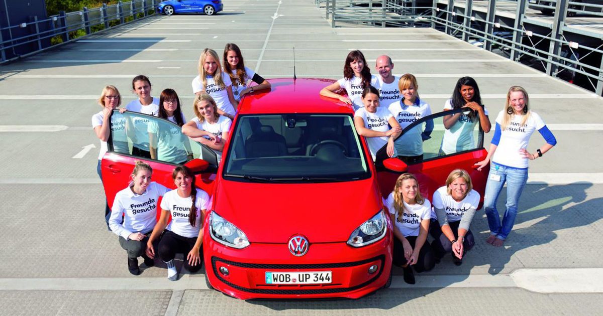 В новый Up! впихнули 16 сотрудниц компании Volkswagen