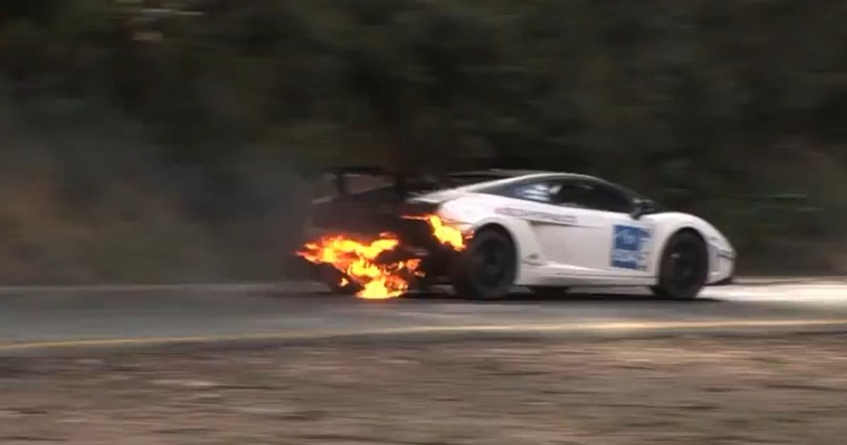 Сумасшедшие гонщики победили в гонке на горящем Lamborghini