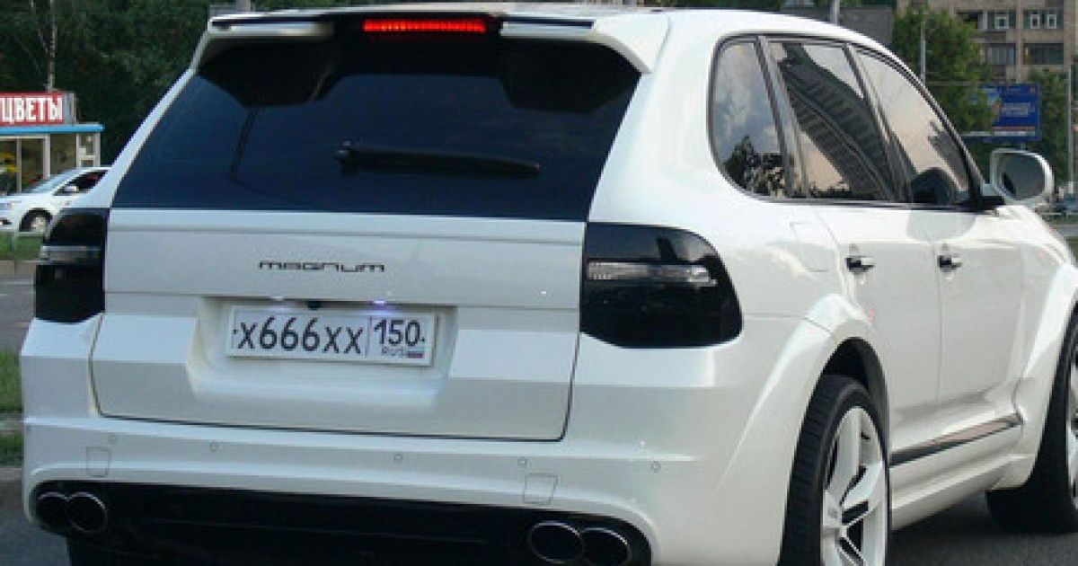 В Москве "принц на белом Cayenne" ушел от погони на скорости 220 км/ч