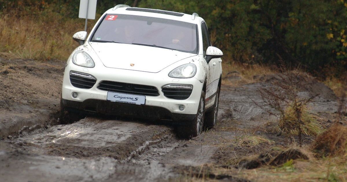 Porsche зафиксировал 68 случаев выпадения фар у Cayenne