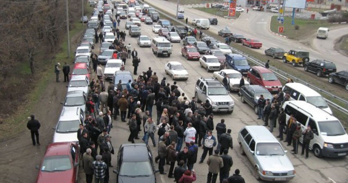 Автомобилистов призвали протестовать "аварийкой"