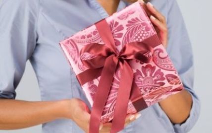 Почему женщины любят подарки