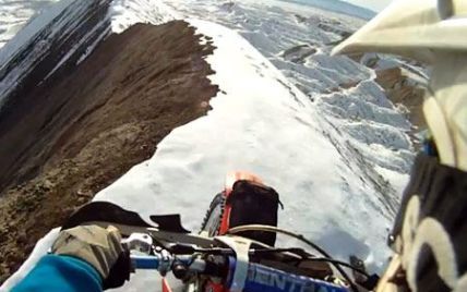 Бесстрашный мотоциклист покорил горный хребет (видео)