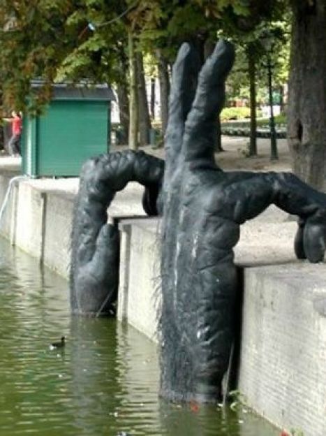 Памятник водному монстру. Гаага / © 