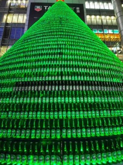 Большая новогодняя елка из бутылок! Grand sapin de Noel en bouteilles en plastique !