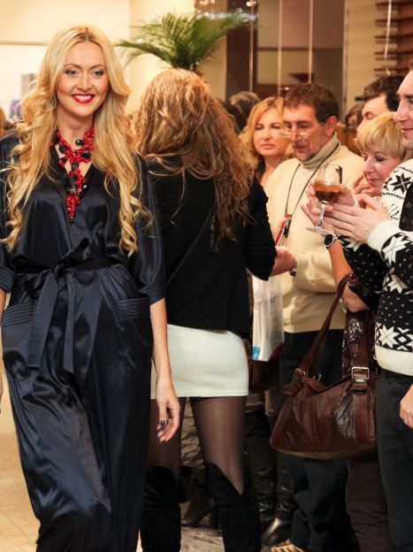 Юлия Айсина выпустила коллекцию антикризисных халатов — Фоторепортаж