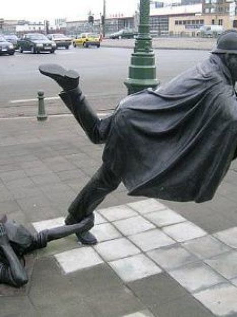 Памятник-шутка над полицейским. Брюссель, Бельгия / © 