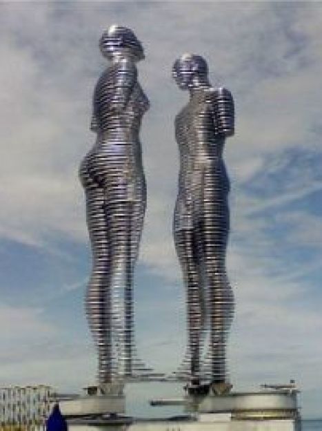 Памятник влюбленным. Конструкция двигается и соединяется воедино. Батуми, Грузия / © 