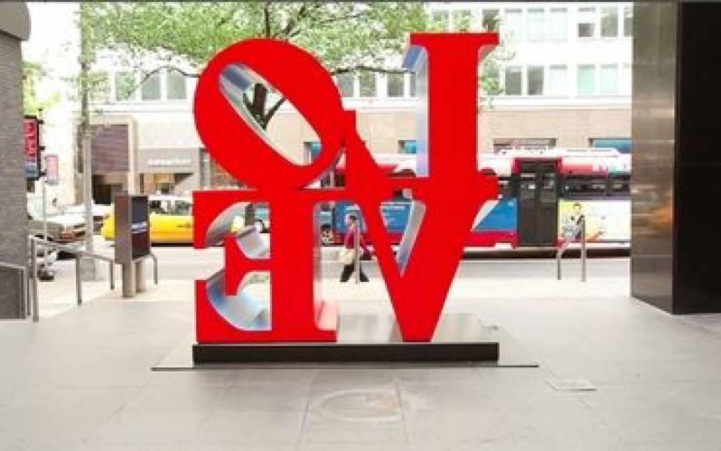 Скульптура LOVE Роберта Индианы (1 млн 314,5 тыс. долл), копия той самой, что стоит в Центральном Парке и уже более 30 лет символизирует Нью-Йорк и американский поп-арт. / © 