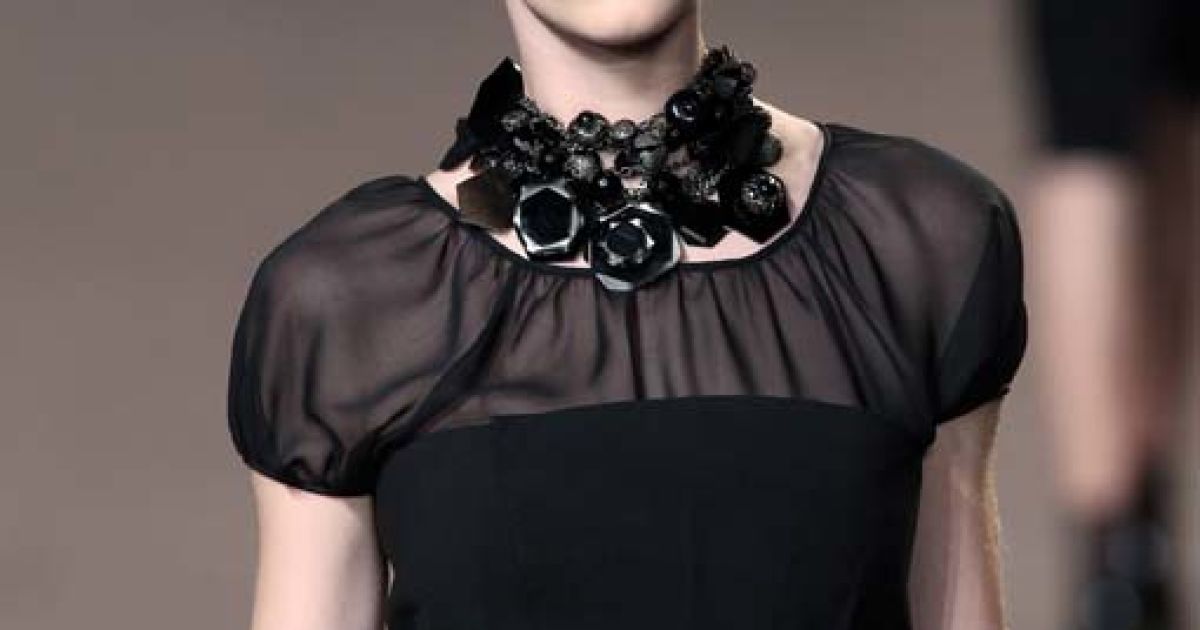 Elie Saab прет-а-порте осень-зима 2010-2011 (East News)