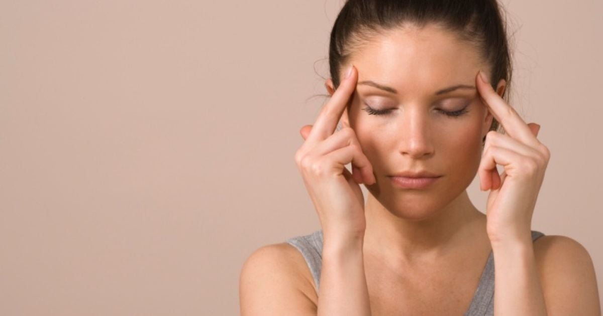 Дівчина тримає пальці на скорнях