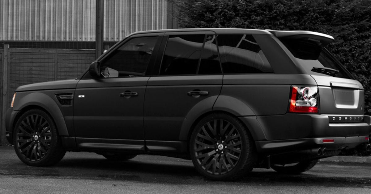 Аэродинамический обвес Project Kahn Range Rover Sport TDV8 HSE состоит из десяти деталей, включая карбоновые воздухоотводы на крыльях, обтекатели передних колес, спойлер на крыше, черные матовые фальшрадиаторная решетка и ручки дверей.