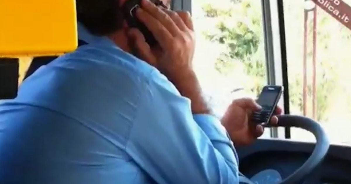 Итальянцев шокировал водитель автобуса с двумя телефонами в руках (видео)