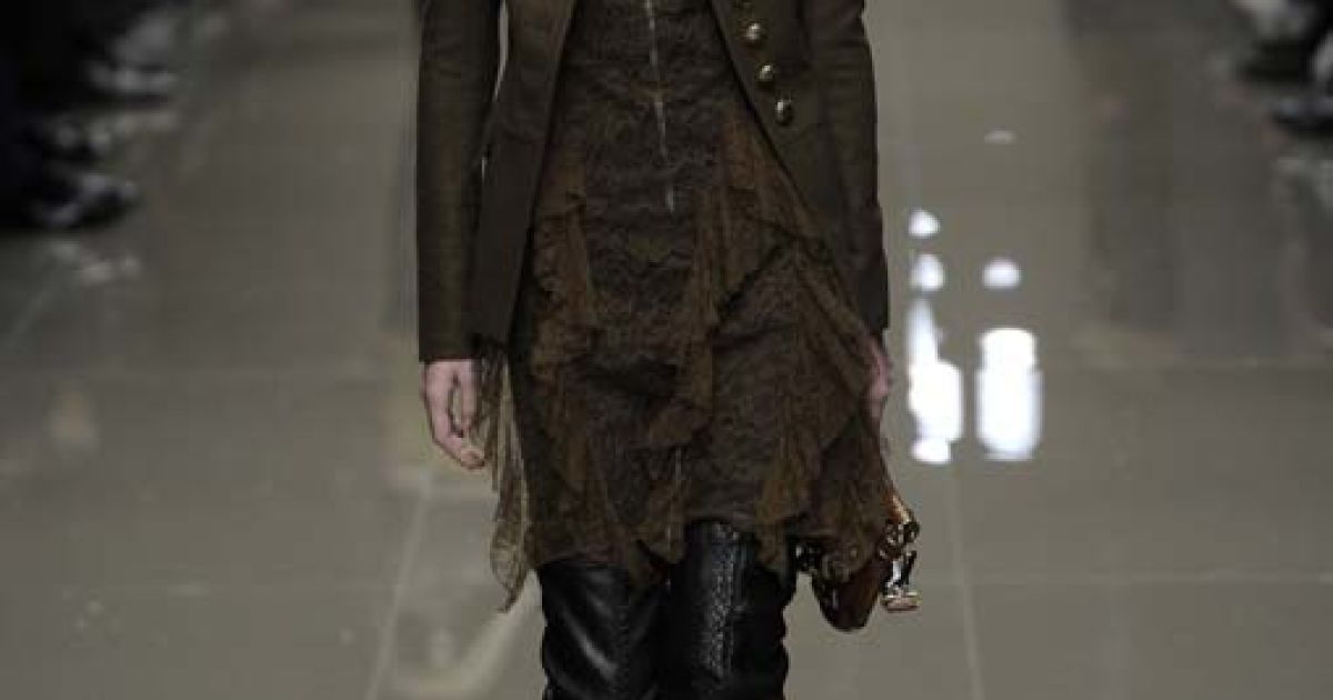 Burberry прет-а-порте осень-зима 2010-2011 (East News)