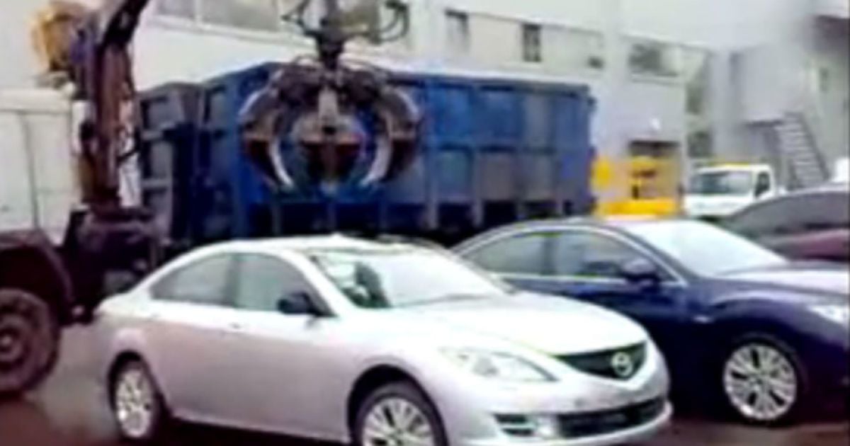Эвакуатор по-русски: новенькие Mazda разбивают "крабом"