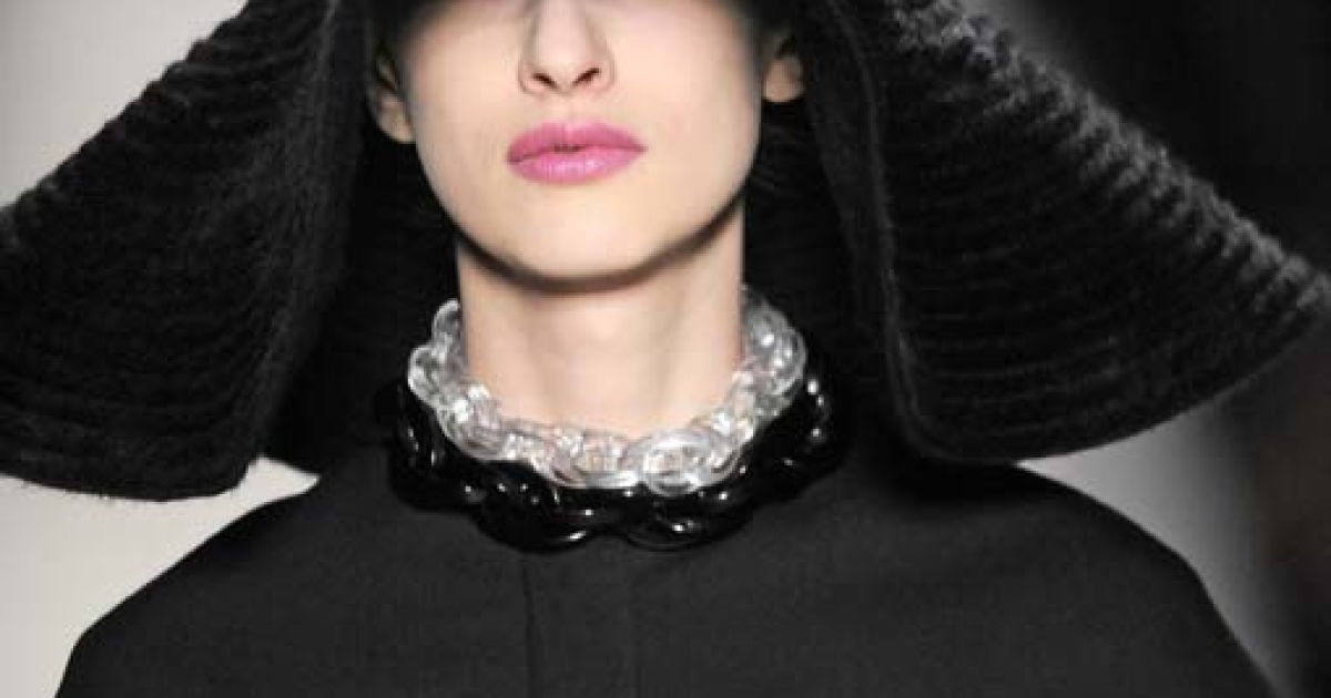 Yves Saint Laurent прет-а-порте осень-зима 2010-2011 (East News)