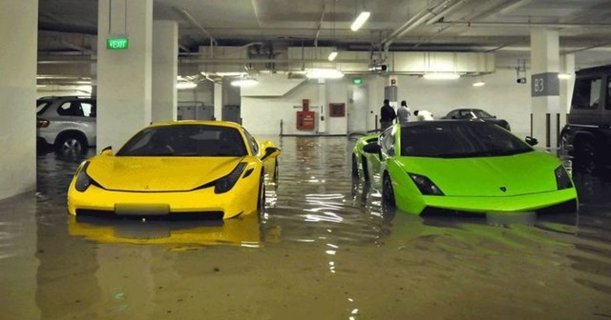 В Сингапуре сотни дорогих авто затопило в гараже