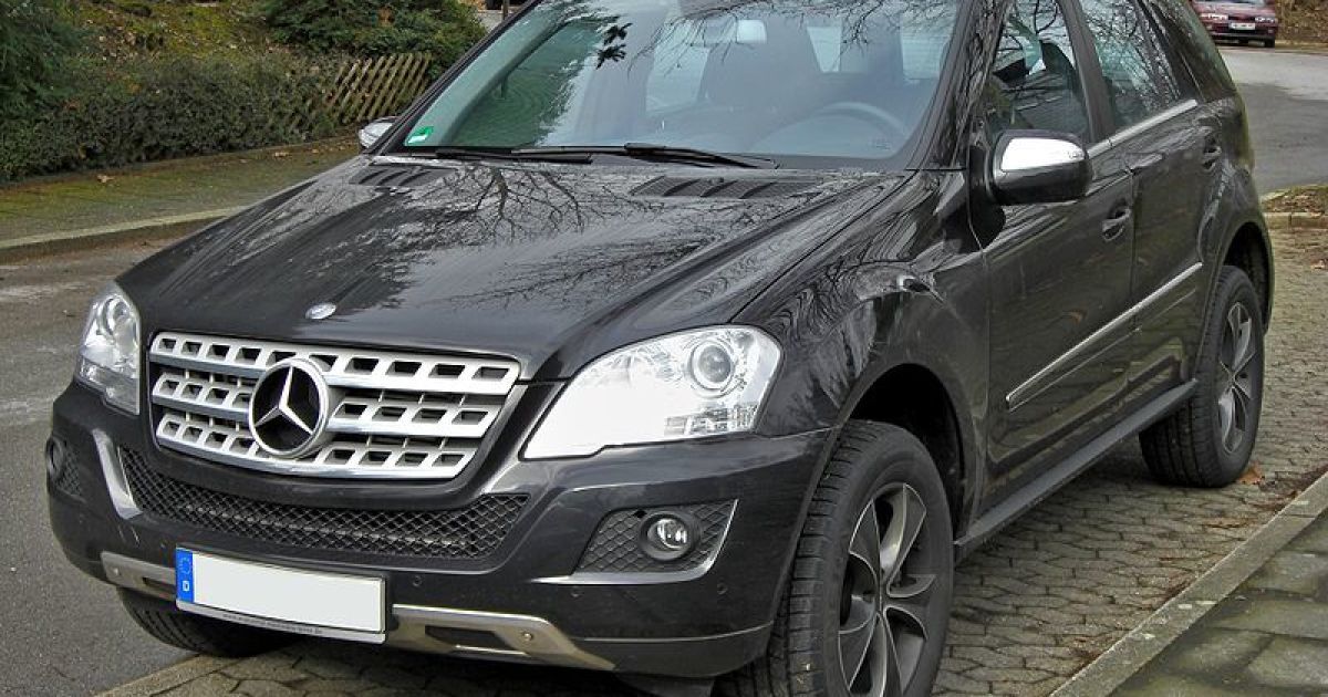 В Киеве действуют автомошенники на помятом Mercedes ML