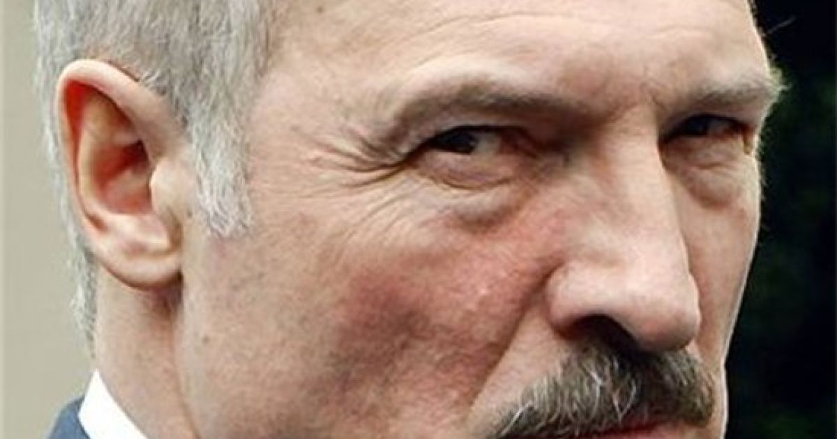 Лукашенко наголосив, що Янукович мав залишитися з українцями.