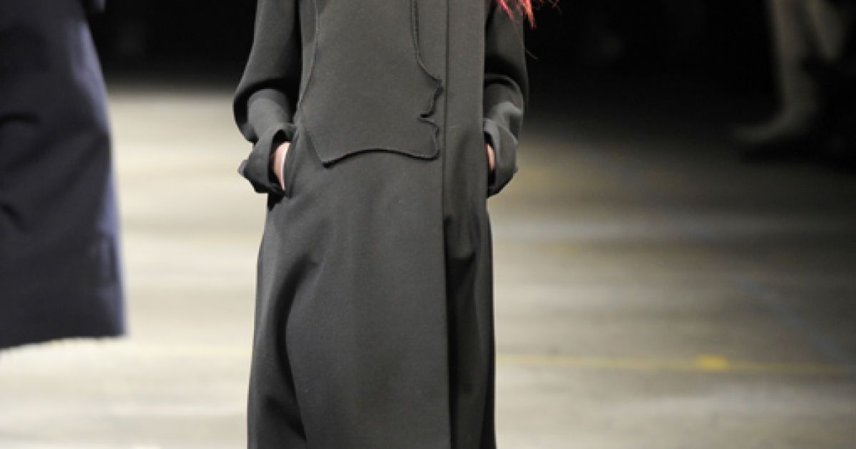 Yohji Yamamoto прет-а-порте осень-зима 2010-2011 (East News)