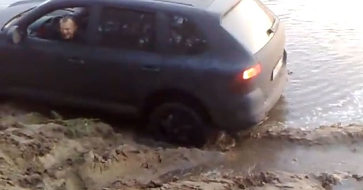 Выбираясь из грязи, Porsche Cayenne взорвал колесо (видео)