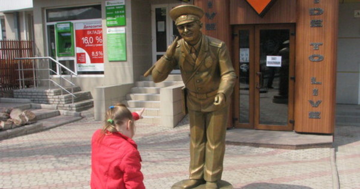 В Донецке установлен памятник доброму гаишнику