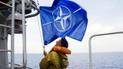 Український моряк підіймає прапор НАТО