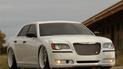 Chrysler 300 "приземлили" и одели в белый