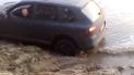 Выбираясь из грязи, Porsche Cayenne взорвал колесо (видео)