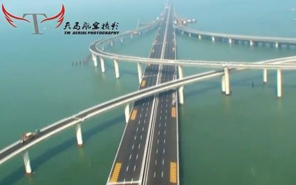 Китай потряс мир строительством моста над морем (видео)