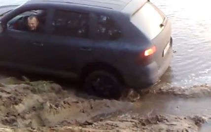 Выбираясь из грязи, Porsche Cayenne взорвал колесо (видео)