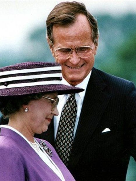 Британская королева всегда элегантна и всегда в шляпе, подобранной в тон к наряду (AFP) / © 
