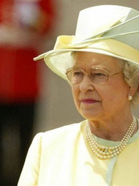 Британская королева всегда элегантна и всегда в шляпе, подобранном в тон к наряду (AFP) / © 