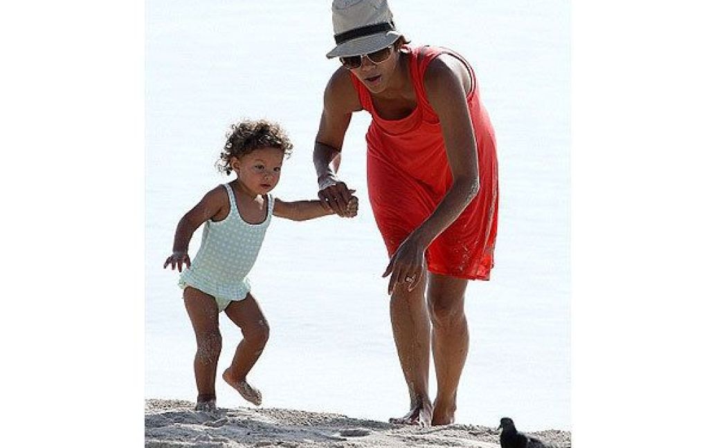 Холлі Беррі з донькою / © Daily Mail