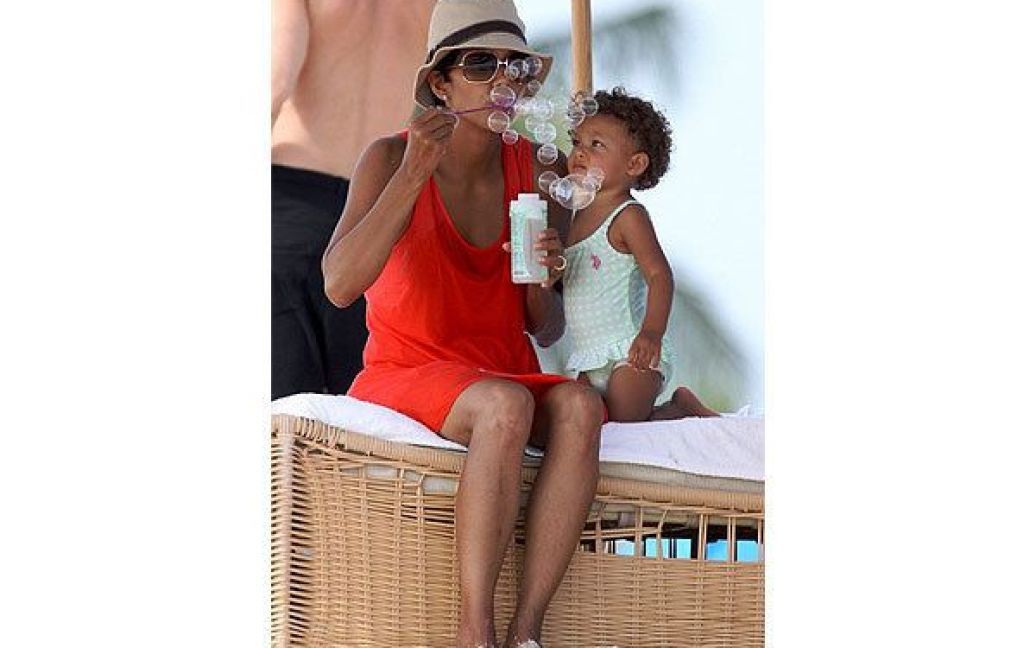Холлі Беррі з донькою / © Daily Mail