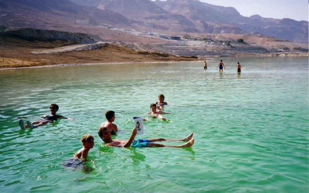 На воді Мертвого моря можна легко лежати / © 